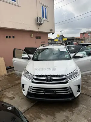 Toyota Highlander XLE 4x4 V6 (3.5L 6cyl 8A) 2017 White
