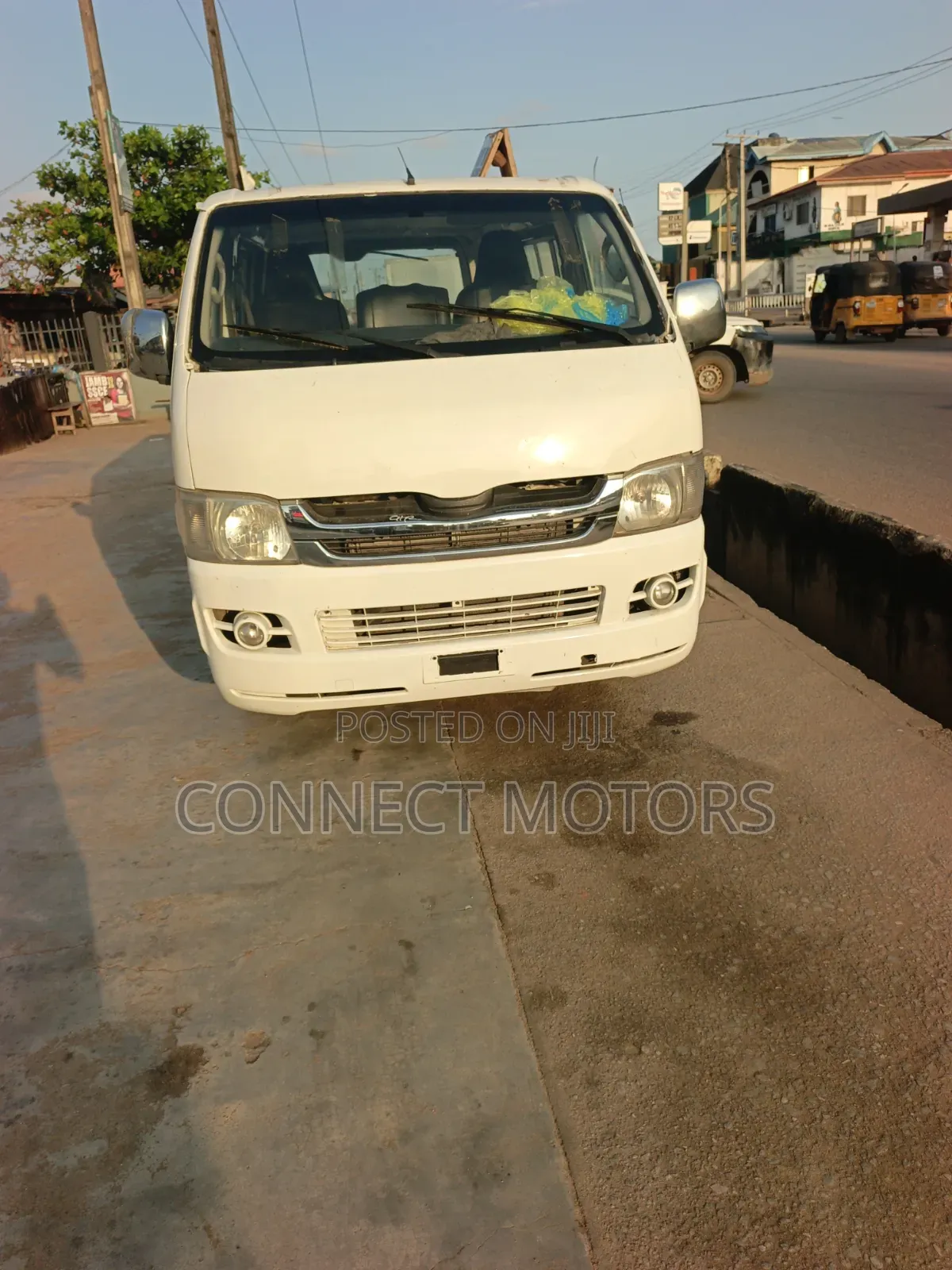 Toyota HiAce 2011 White