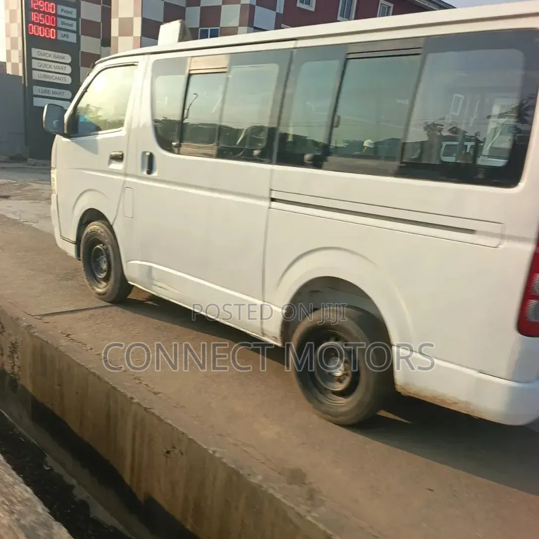 Toyota HiAce 2011 White