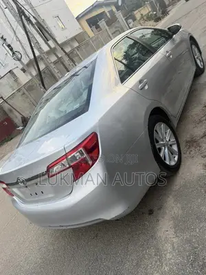 Toyota Camry XLE 4dr Sedan (2.5L 4cyl 6A) 2012 Silver