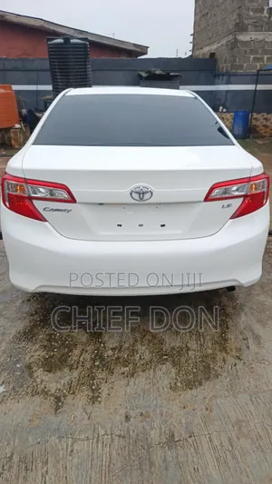 Toyota Camry LE 4dr Sedan w/Prod. End 11/13 (2.5L 4cyl 6A) 2014 White