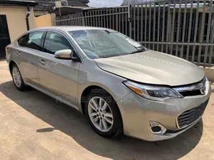 Toyota Avalon XLE 4dr Sedan (3.5L 6cyl 6A) 2015 Gold