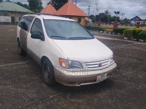 Toyota Sienna 2002 White