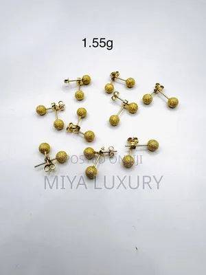 Elegant 18 Karat Gold Earrings for Everyday Wear