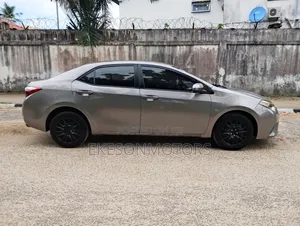 Toyota Corolla LE 4dr Sedan (1.8L 4cyl CVT) 2015 Gold