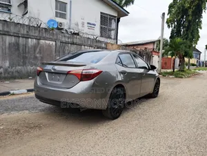 Toyota Corolla LE 4dr Sedan (1.8L 4cyl CVT) 2015 Gold