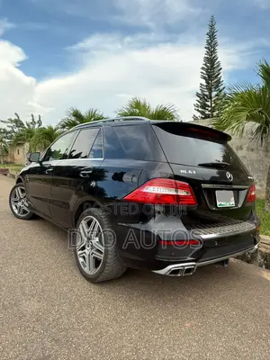 Mercedes-Benz M Class ML63 AMG 4dr SUV AWD (5.5L 8cyl Turbo 7A) 2015