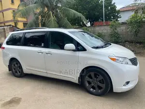 Toyota Sienna 2011 White