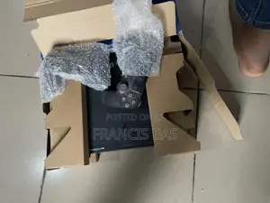 PlayStation 4 Console With 2 Pads and 2CDs