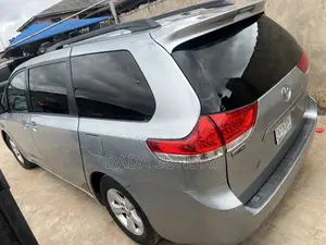 Toyota Sienna 2014 Blue