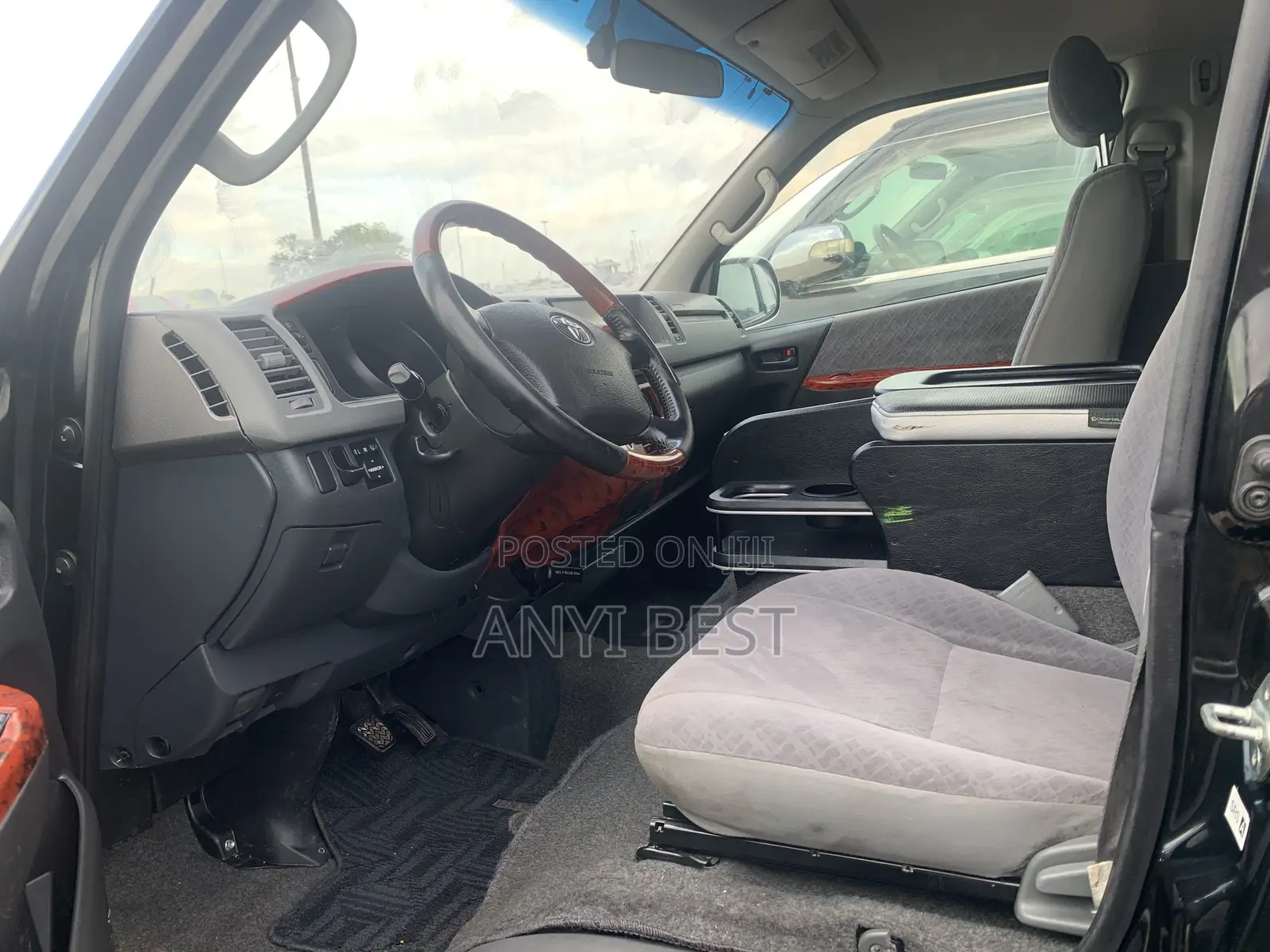 Toyota HiAce 2016 Black