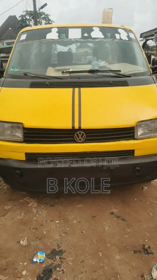 Volkswagen Transporter 2009 Yellow