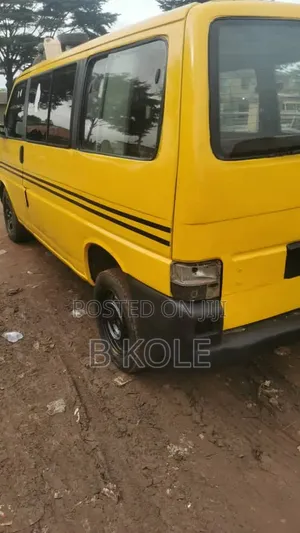 Volkswagen Transporter 2009 Yellow