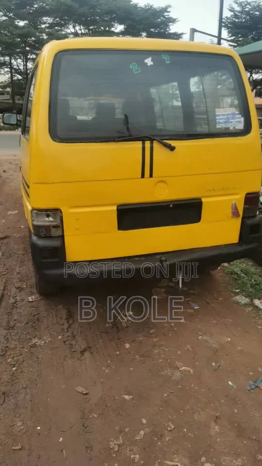 Volkswagen Transporter 2009 Yellow