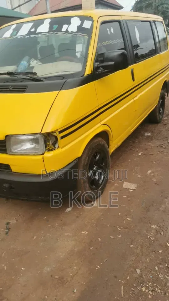 Volkswagen Transporter 2009 Yellow