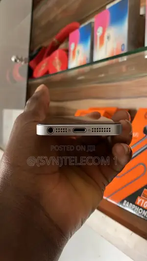 Apple iPhone SE 16 GB Black