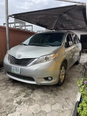 Toyota Sienna 2011 Silver