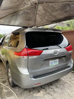 Toyota Sienna 2011 Silver