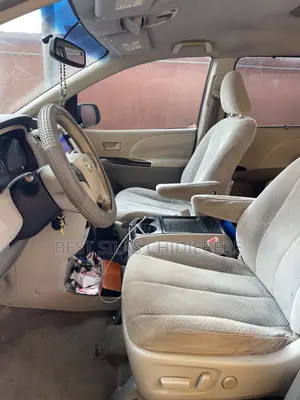 Toyota Sienna 2011 Silver