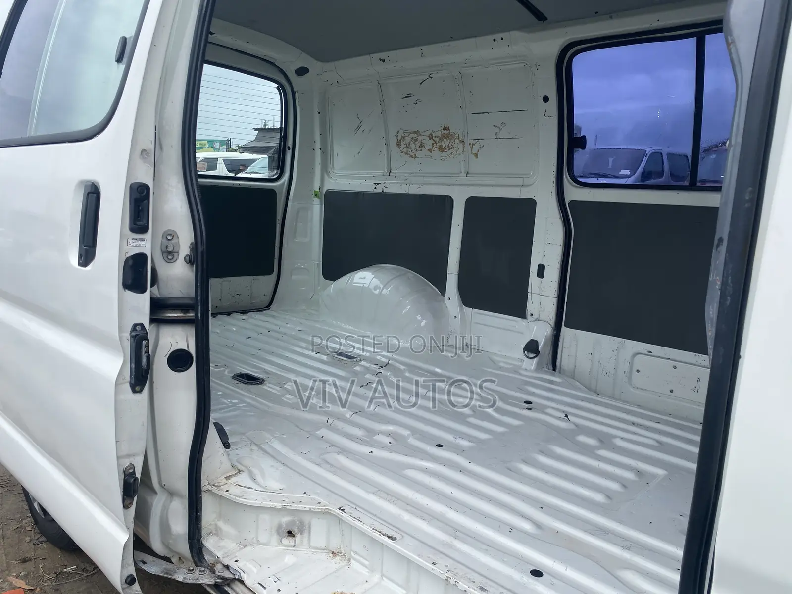 Toyota HiAce 2000 White