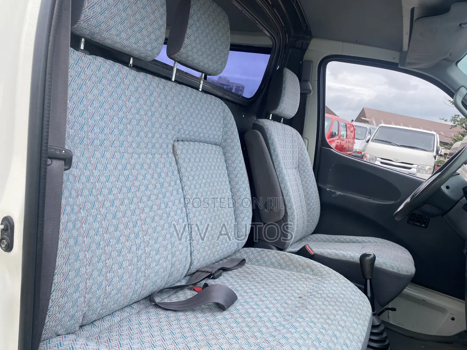 Toyota HiAce 2000 White