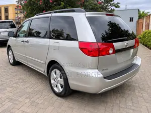 Toyota Sienna 2009 Silver