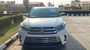 Toyota Highlander XLE 4x4 V6 (3.5L 6cyl 8A) 2018 White