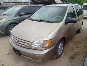Toyota Sienna 2002 Gold