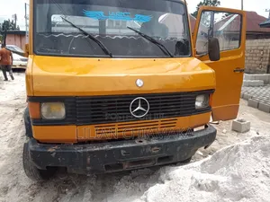 Mercedes Benz Dump Trucks 2002 Yellow