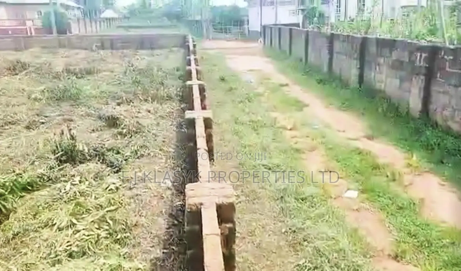 School Building for Urgent Sales