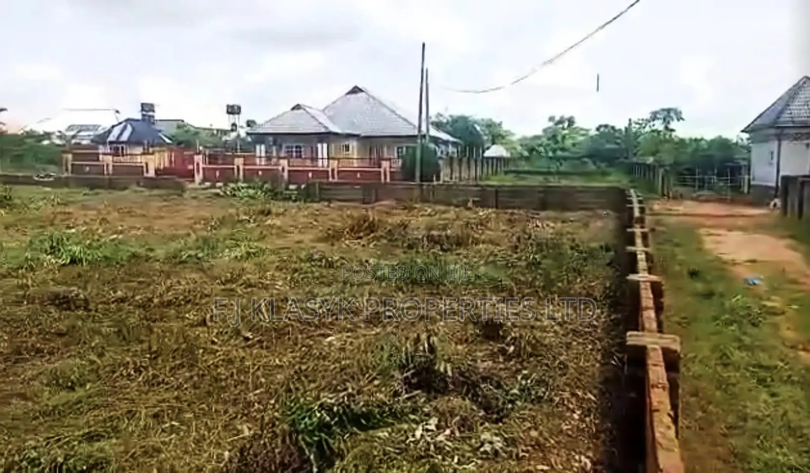 School Building for Urgent Sales