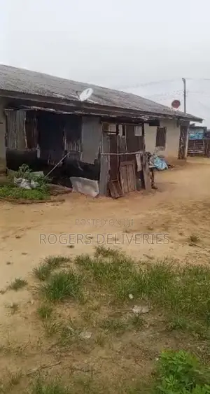 6bdrm Block of Flats in Warri for sale