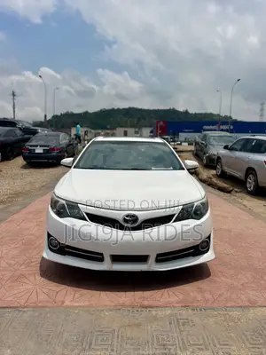Toyota Camry SE 4dr Sedan (2.5L 4cyl 6A) 2013 White