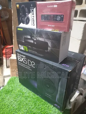 Shure SM7B, Focusrite Scarlett 2i2, OneOdio Headphone, M-Audio BX5-D2