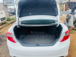 Toyota Camry SE V6 4dr Sedan (3.5L 6cyl 6A) 2012 White