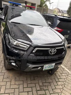 Toyota Hilux SR5+ 2026 Black