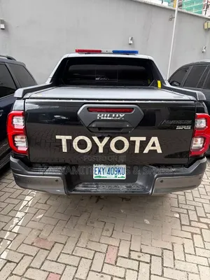 Toyota Hilux SR5+ 2026 Black