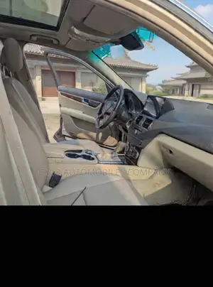 Mercedes-Benz C300 Luxury Sedan RWD (3.0L 6cyl 7A) 2010 Gold