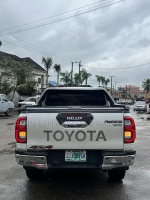 Toyota Hilux 2021 White