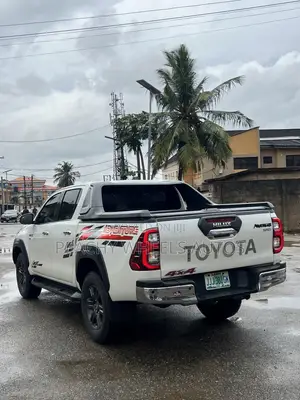 Toyota Hilux 2021 White