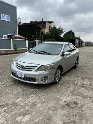 Toyota Corolla LE 4dr Sedan (1.8L 4cyl 4A) 2013 Silver