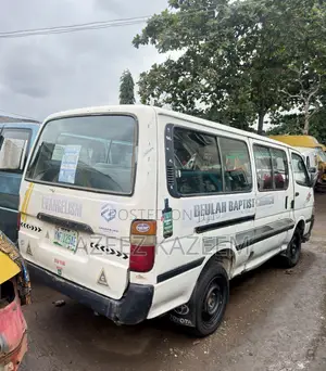 Toyota HiAce 2000 White