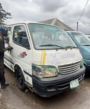 Toyota HiAce 2000 White