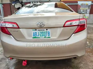 Toyota Camry LE 4dr Sedan (2.5L 4cyl 6A) 2012 Gold
