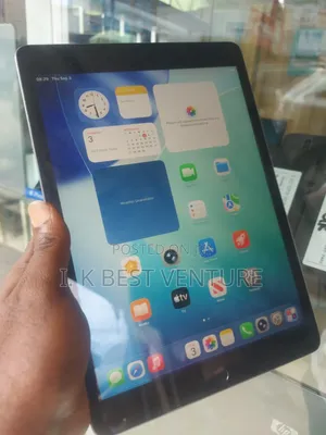 Apple iPad 9.7 64 GB Gray