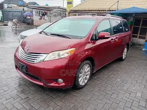 Toyota Sienna 2013 Red