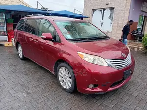 Toyota Sienna 2013 Red