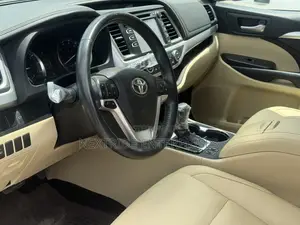 Toyota Highlander XLE 4dr SUV AWD (3.5L 6cyl 6A) 2014 Gold
