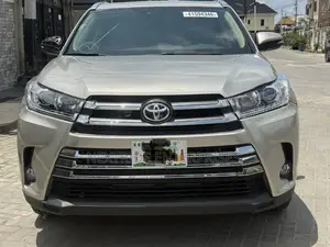 Toyota Highlander XLE 4dr SUV AWD (3.5L 6cyl 6A) 2014 Gold