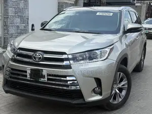 Toyota Highlander XLE 4dr SUV AWD (3.5L 6cyl 6A) 2014 Gold